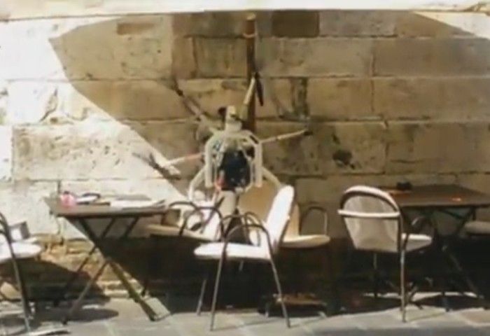 immagine di drone schiantato tavolino bar1