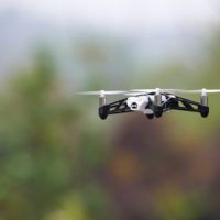 Parrot_Rolling_Spider_LIFESTYLE_intheair