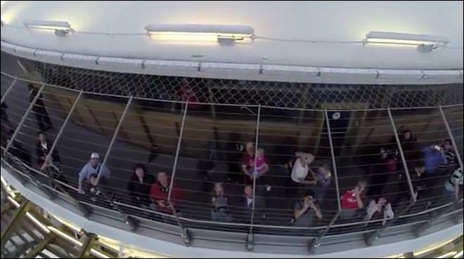 drone sopra allo space needle a seattle