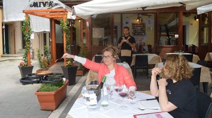 immagine di cameriere drone ristorante