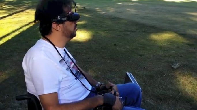 immagine di quadriplegico pilota drone