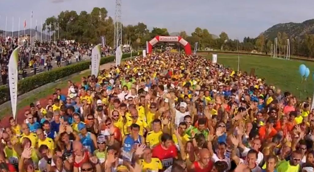 immagine di drone sopra atleti maratona