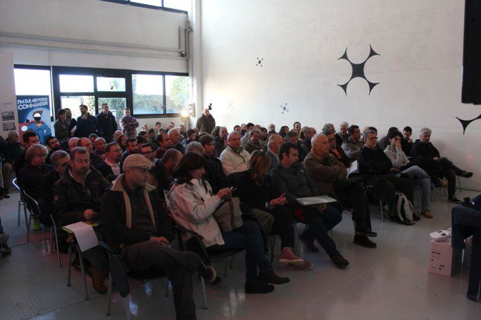 immagine di affluenza pubblico new pilot training dji hobbyhobby