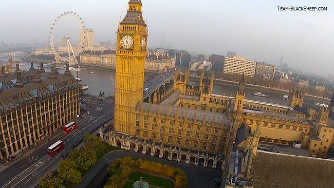 immagine di il big ben di londra visto dal drone