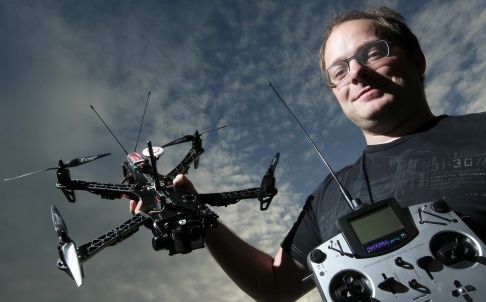 immagine di raphael pirker paga la multa per i droni