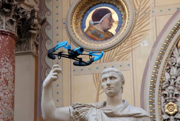 Drone Parrot su statua del Tronfatore