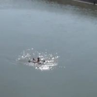 immagine di decollo e atterraggio drone anfibio su acqua