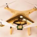 drone ricoperto d'oro per sceicchi
