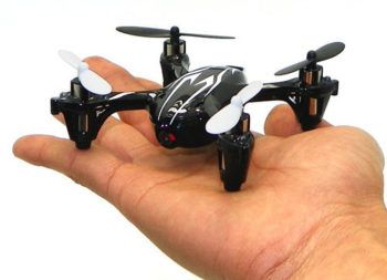 mini drone tenuto in mano