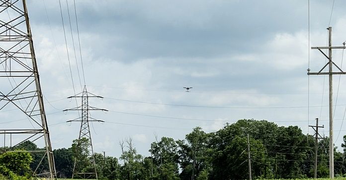Droni ispeziona linee elettriica aerea
