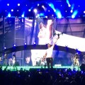 Enrique Iglesias, afferra drone e rimane ferito