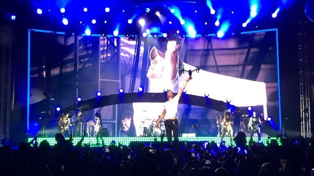 Enrique Iglesias, afferra drone e rimane ferito