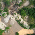 foto di miniera attiva in amazzonia presa da drone