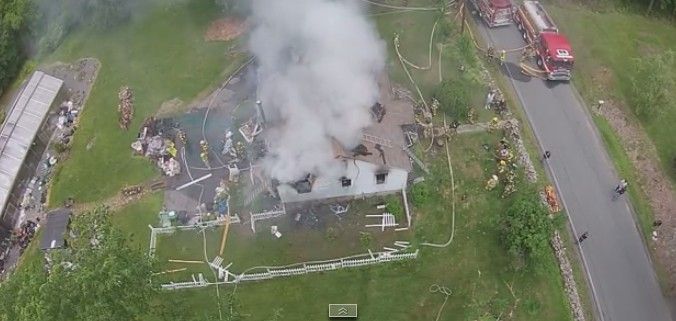 drone-filma-incendio-abbattuto-da-idranti