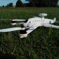 immagine di flying3d x8 su prato di fianco