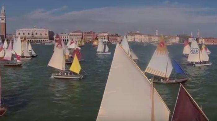 immagine di volo su regata venezia