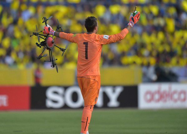 Il&ograve; portierer Fernando Muslera raccoglie il drone caduto sul campo di calciolie-drone-caduto-su-stadio