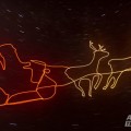 Babbo Natale disegnato con scia luminosa nel cielo e drone asctec falcon 8