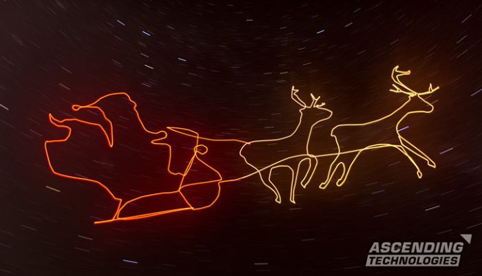 Babbo Natale disegnato con scia luminosa nel cielo e drone asctec falcon 8