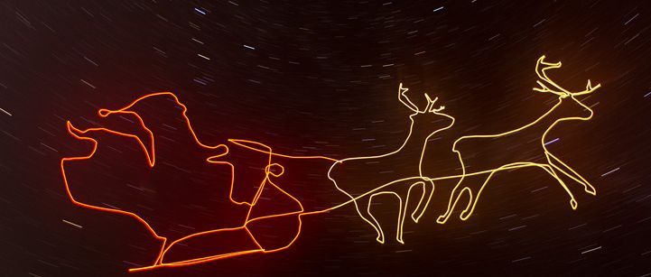immagine di drone disegna slitta con babbo natale
