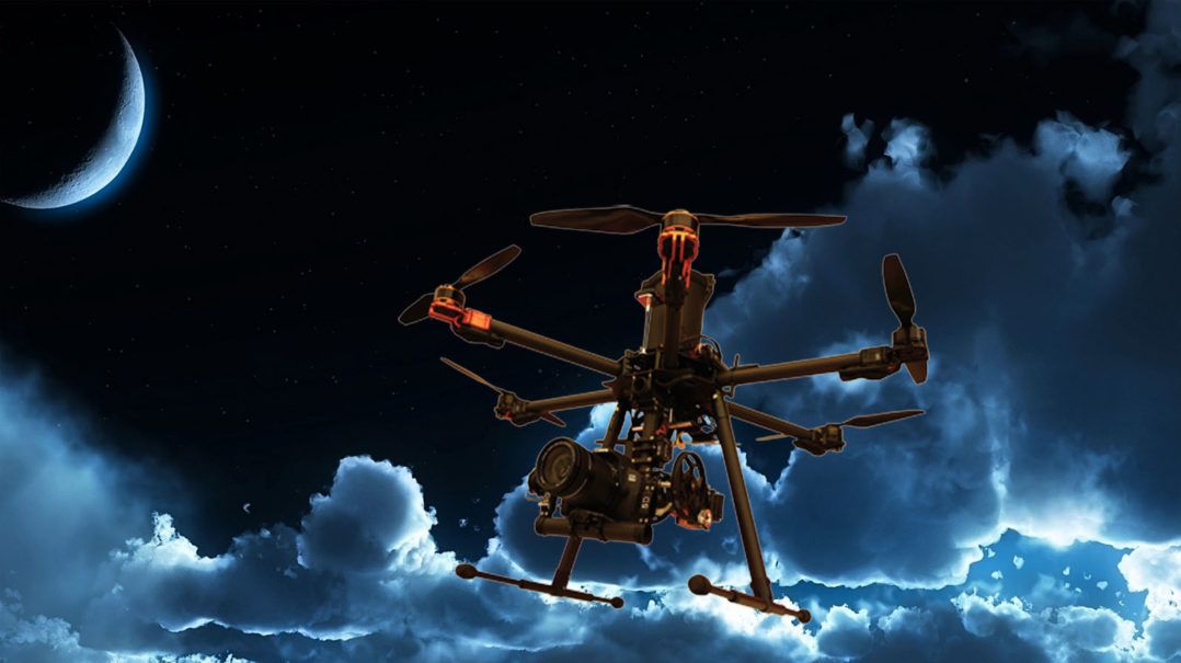 Drone FlyNovex in volo notturno su Milano