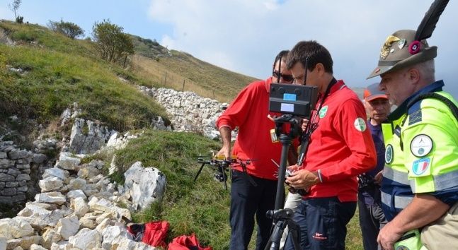 esercitazione alpini e protezioen civile con i droni