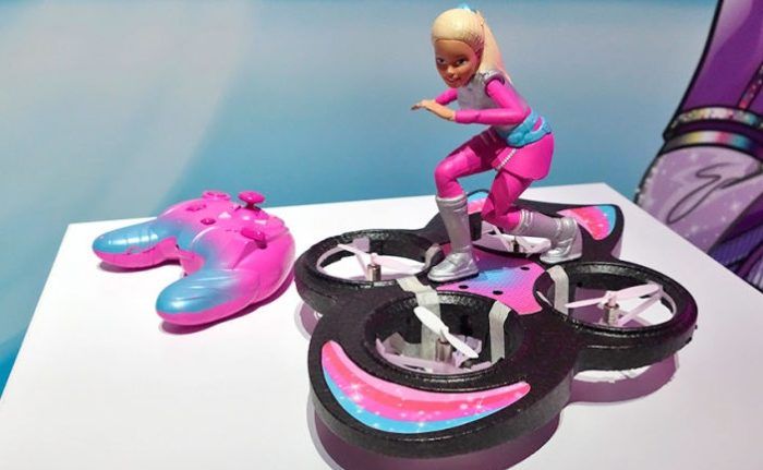 barbie con drone hoverboard