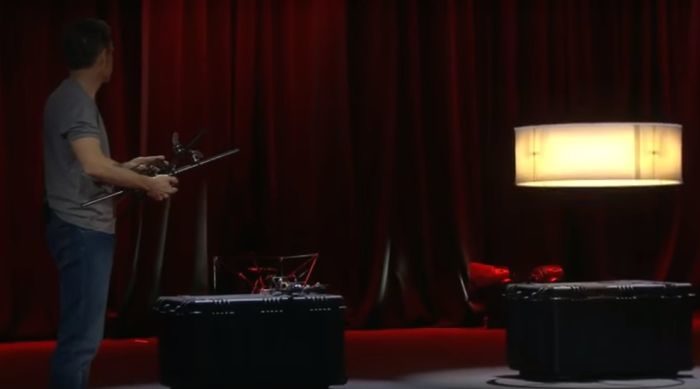 drone lampadario volante al TED con Raffaello D'Andrea