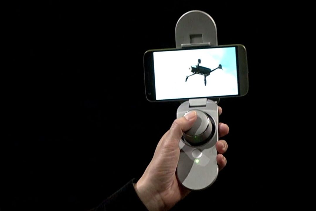 LG si inventa un radiocomando per droni da usare con una mano sola -  DronEzine