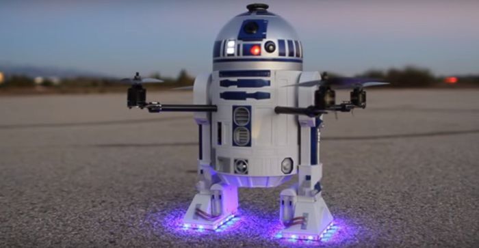 r2d2 droide di StarWars vola grazie a un drone