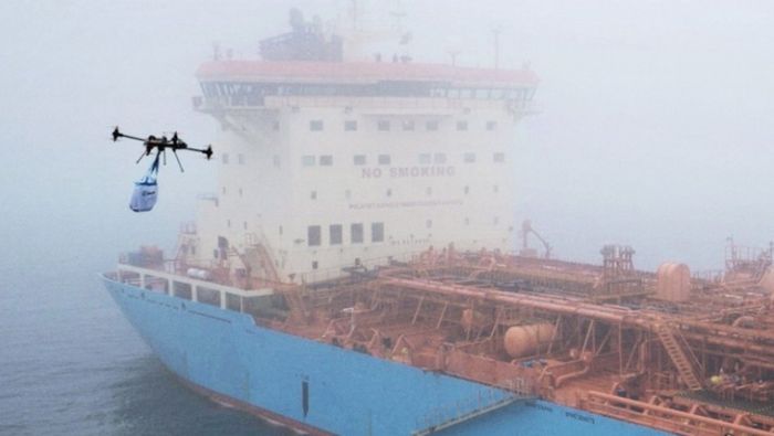 drone consegna biscotti su nave petroliera