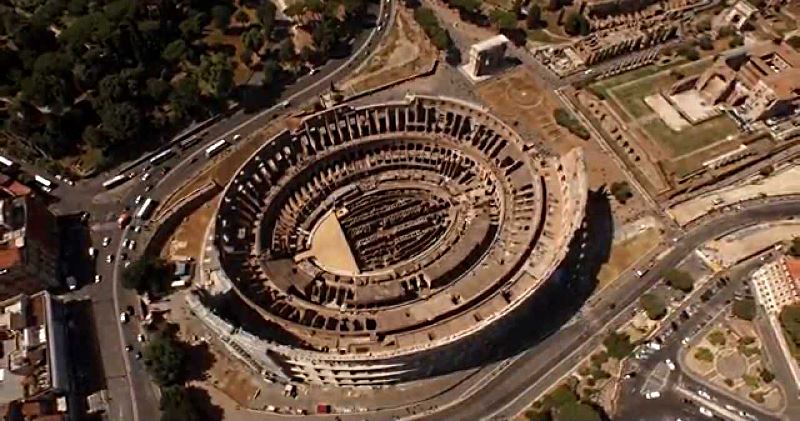 drone in volo vicino al colosseo