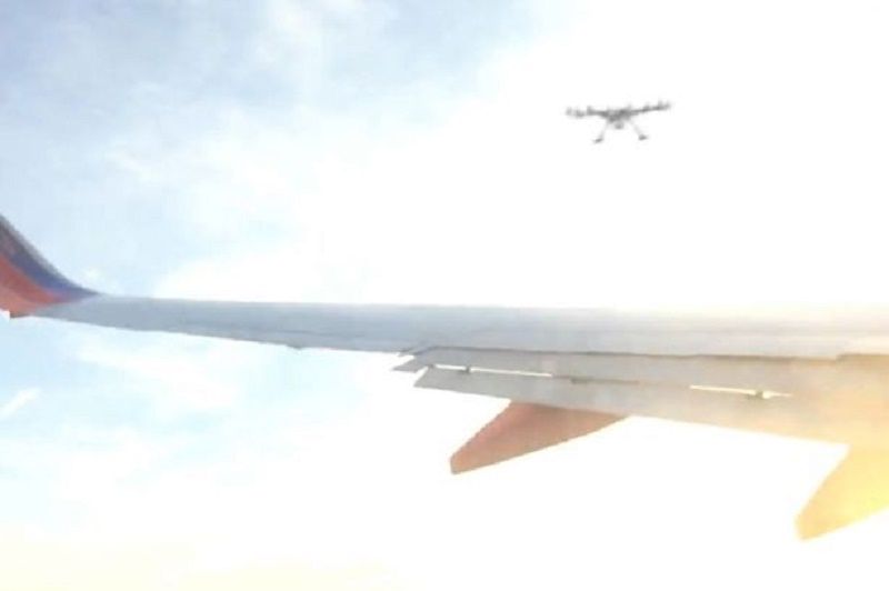 immagine di drone strikes plane