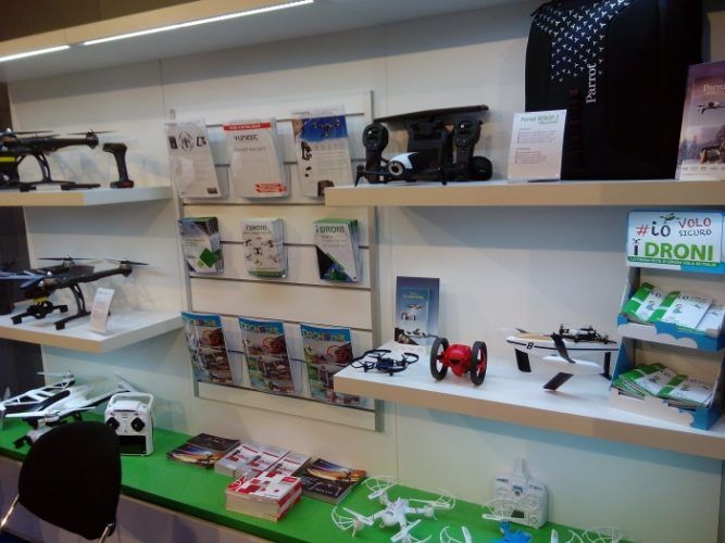 stand-i-droni-droni-giocattolo-700