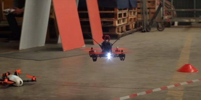 domostrazione di volo in fpv tra droni da corsa all'Oz Eden Park di Bologna