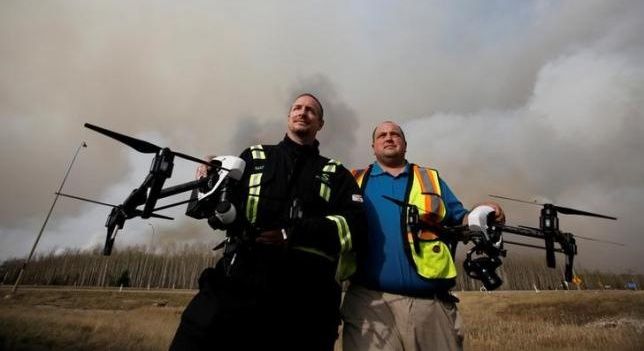 immagine di drone vola interno incendio in canada
