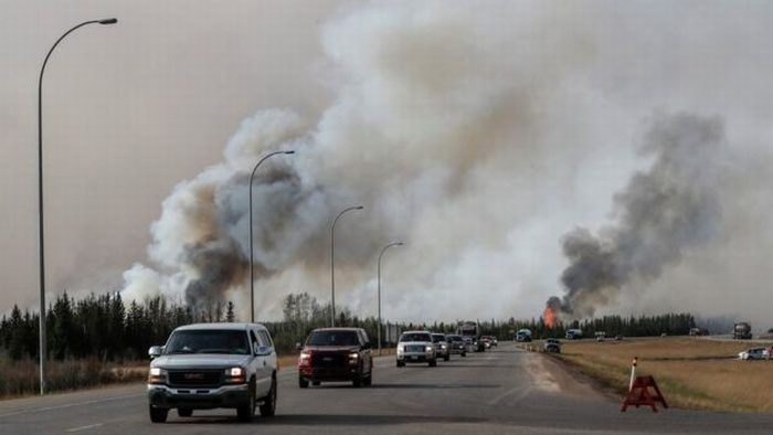 famiglie-evacuate-incendio-alberta-canada