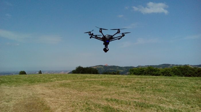 immagine di in volo carrello su sfondo san luca 700