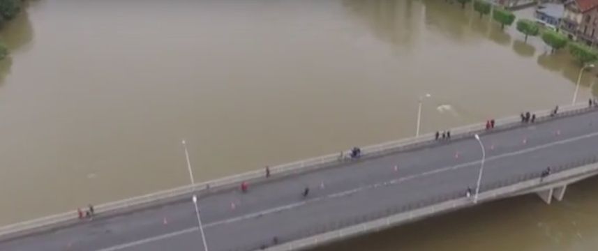 immagine di parigi piena senna ripresa dal drone