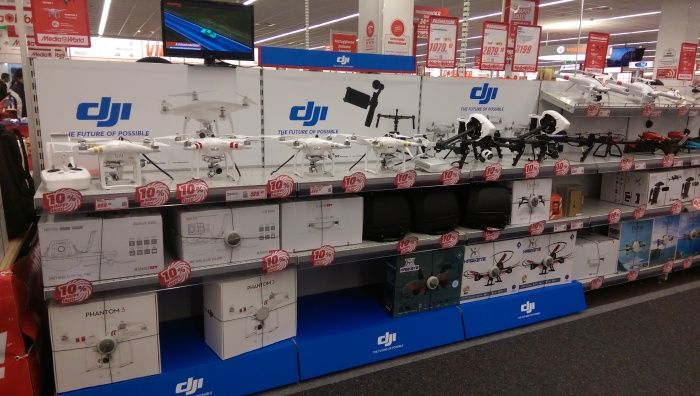 immagine di scaffalature grande distribuzione piena di droni