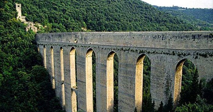 drone-controlla-il-ponte-delle-torri-di-spoleto