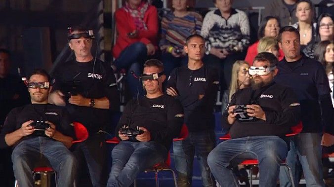 immagine di il team dei piloti droni fpv racers canale 5 tu si que vales