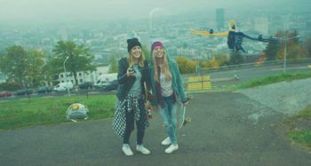 girls_flying_fotokite_city-1500-800