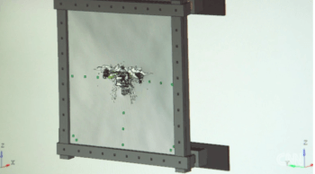 Che succede se un drone sbatte contro il finestrino di un aeroplano? Niente.