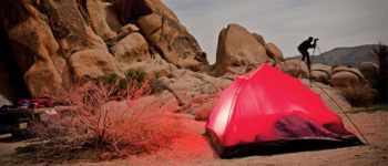 Un campeggiatore a Al Khawaneej