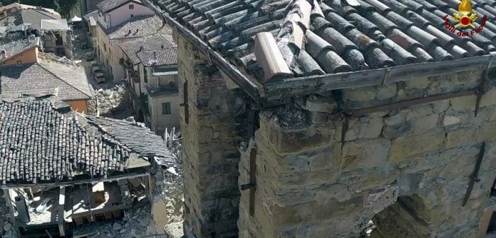 immagine di edificio pericolante fotografato da drone vvff amatrice