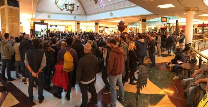 immagine di folto pubblico dji store roma