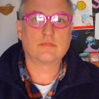 Gli imbarazzanti occhiali fucsia del Masali (fotogramma)