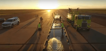 Tre tonnellate d'acqua e la pista diventa una piscina