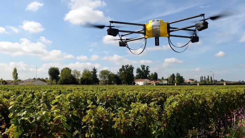 immagine di droni in agricoltura 2 miliardi 2021
